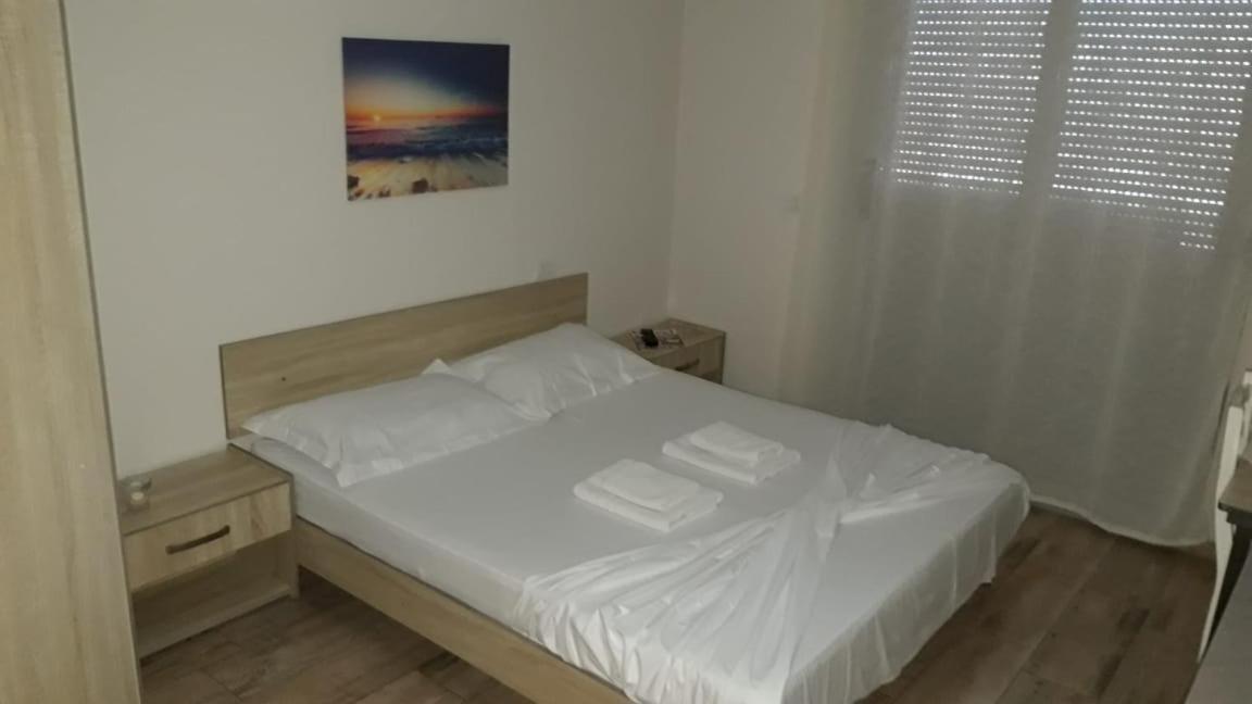 Disy Apartments Vlorë Rum bild